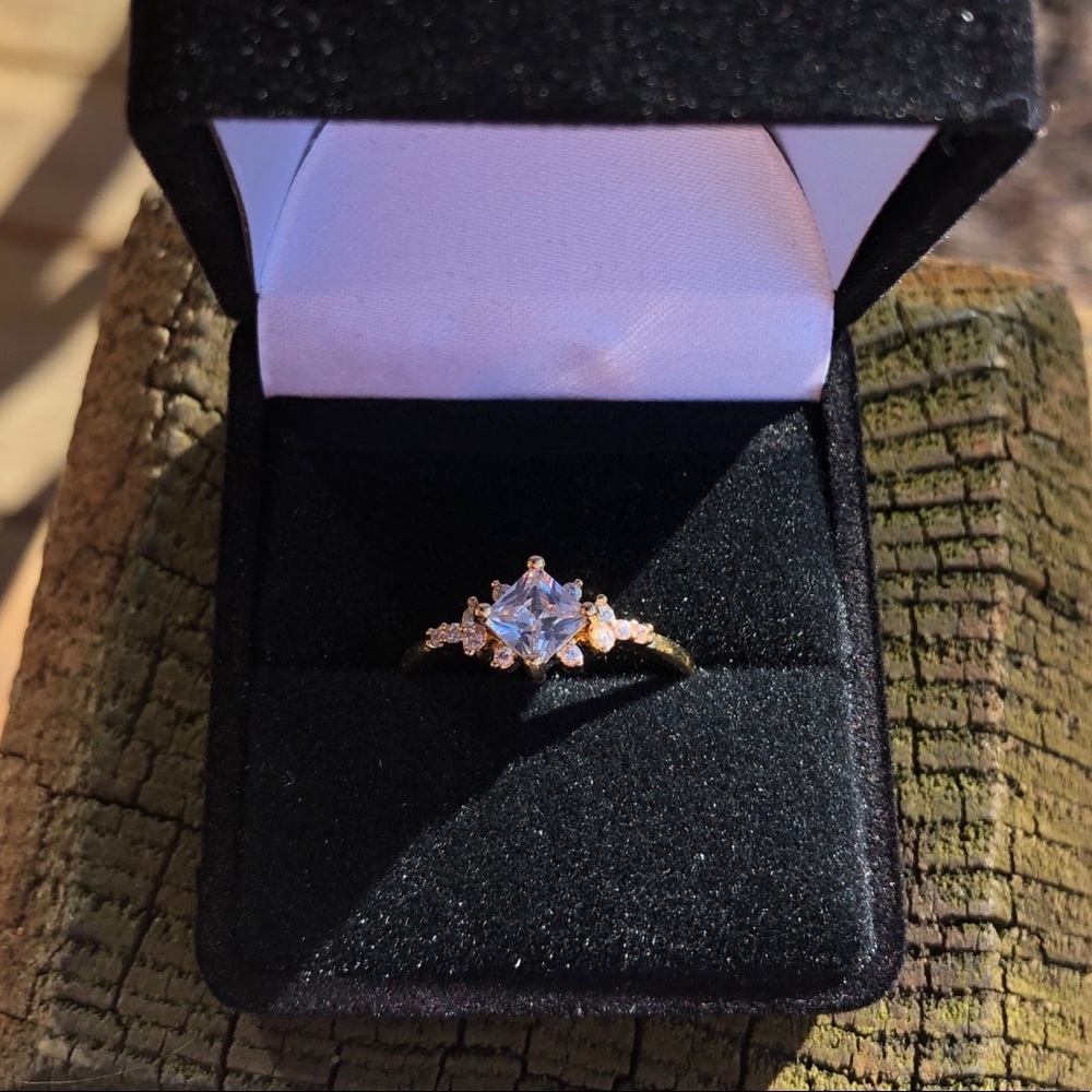 PRINCESS CLUSTER RING - Picture 3 of 7